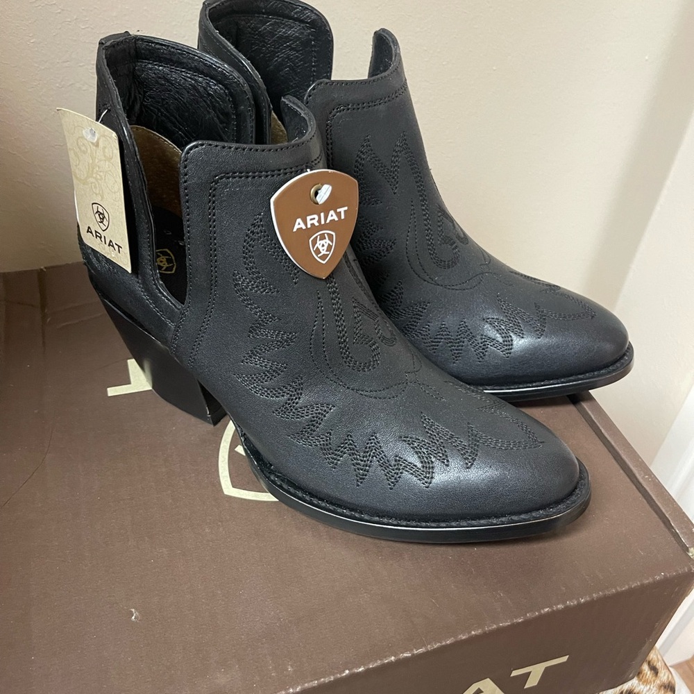 New w box beautiful Ariat black w black detail stitching leather bootie